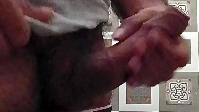 Sali ne bathroom me me nikal Diya pani