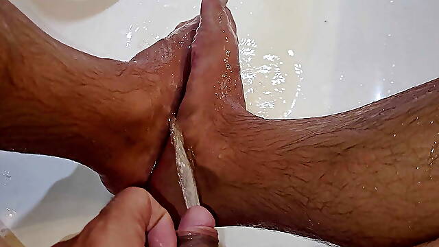 Piss on my feets and cum on my soles