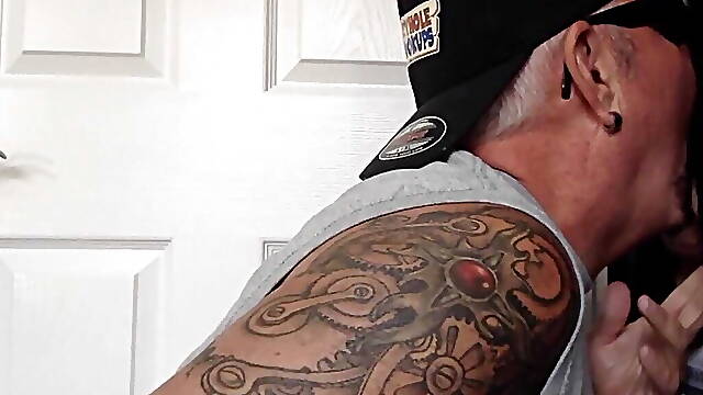 Gaydaddy with tattoos sucks hard cock in gloryhole BJ
