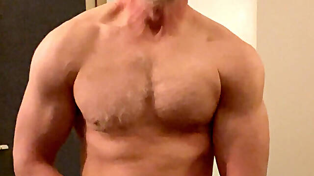 Muscle stud Daddy does bicep curls with heavy 20kg dumb bells, flexes muscles, jerks off and cums!