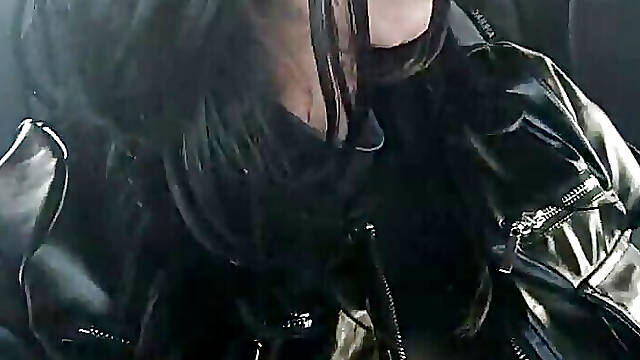 Cleo Noir masturbates and cums in the car