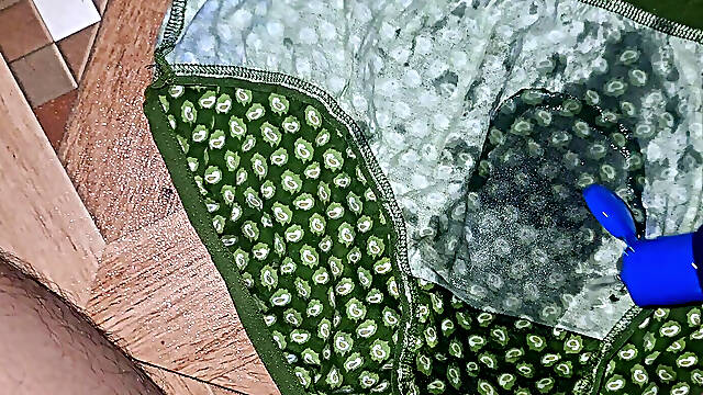 Semen came out while aunts panties immediately.🥵