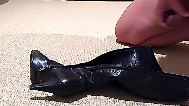 Knee high leather boots fuck and sprinkled with cum