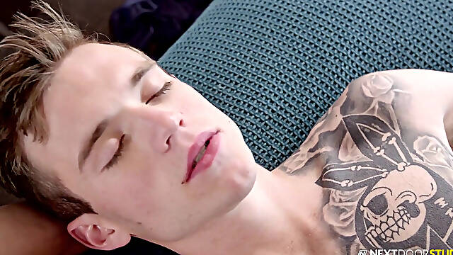 Hot roommate seduces straight friend to fuck - Nextdoorbuddies