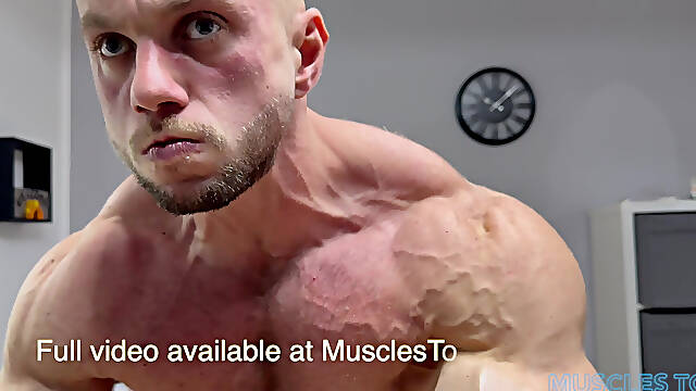 Cocky Blonde Muscle Hunks Gives You a Private Flex Show