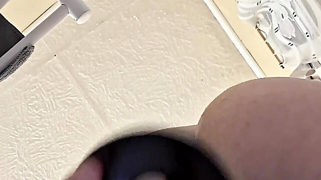 Gorze pedal dildos in bathtub in POV