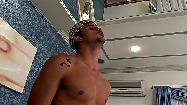 Pretty boy gets his asshole screwed