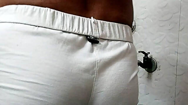 Hot booty shapes perfectly in this tight leggings