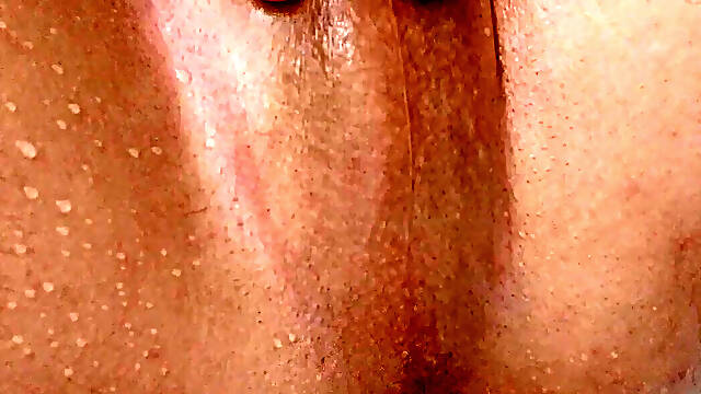 Je joue seul sous la douche anal gay fuckmachine gros plan