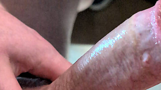 Quick oily wank with thick cum