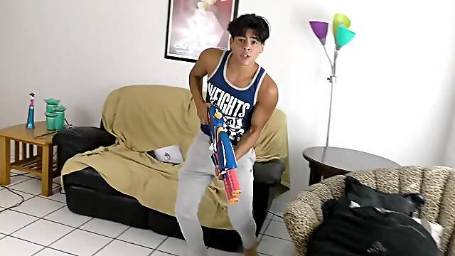 Giant Shrinking Home Intruder - Julian Jaden - Manpuppy - WMV 1080