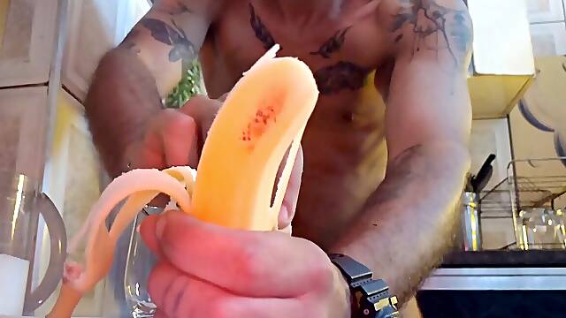 SIRVA-SE DO shake DE BANANA AO LEITE ��