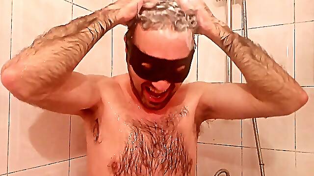 Unshaved Earl smile takes a shower