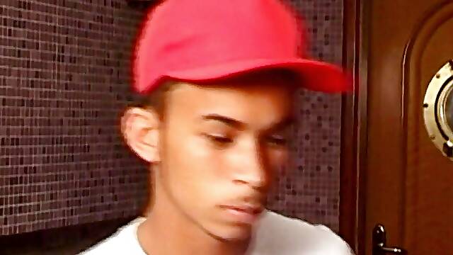 Skinny delivery man gets his ass rammed by muscular gay with big cock